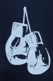 Sporthose mit Boxhandschuh Logo