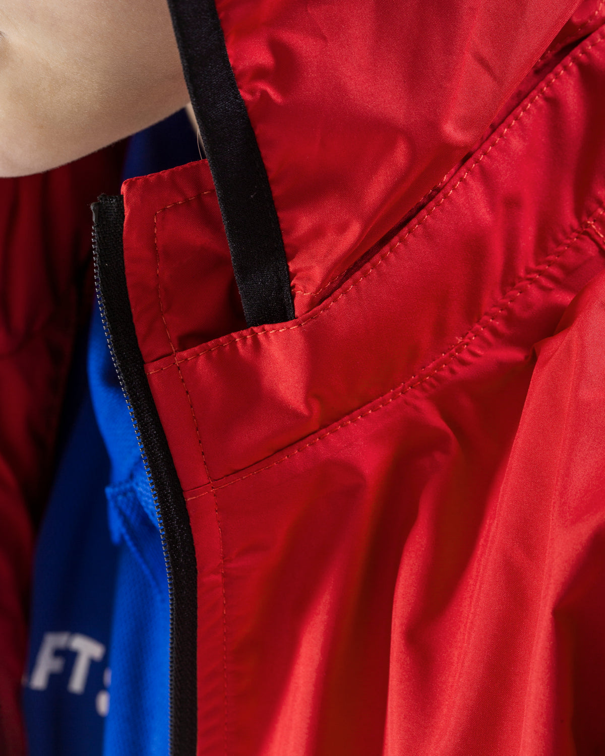 Craft Jacket Rain Junior in Rot, Detailansicht