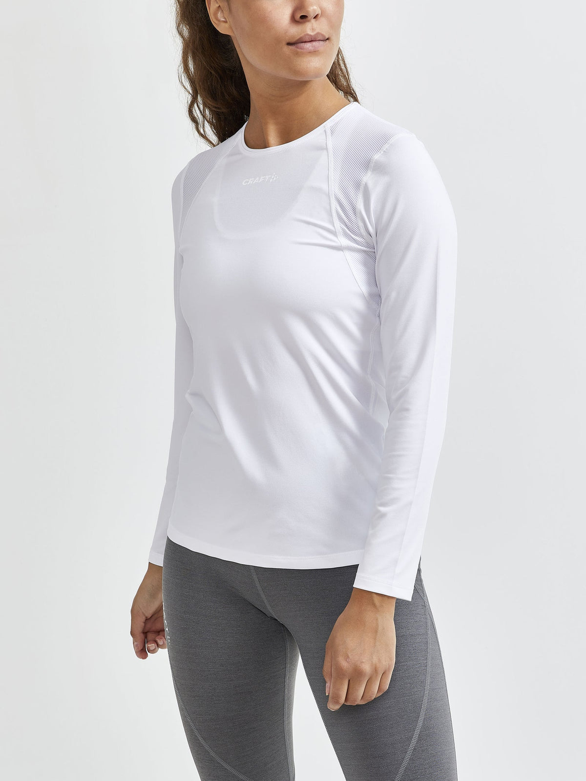 Craft ADV Essence LS Tee Damen in Weiss, Detailansicht