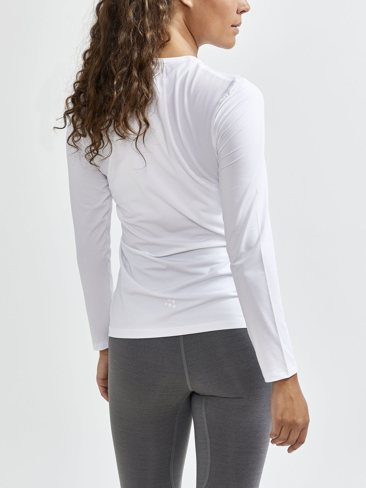 Craft ADV Essence LS Tee Damen in Weiss, Detailansicht
