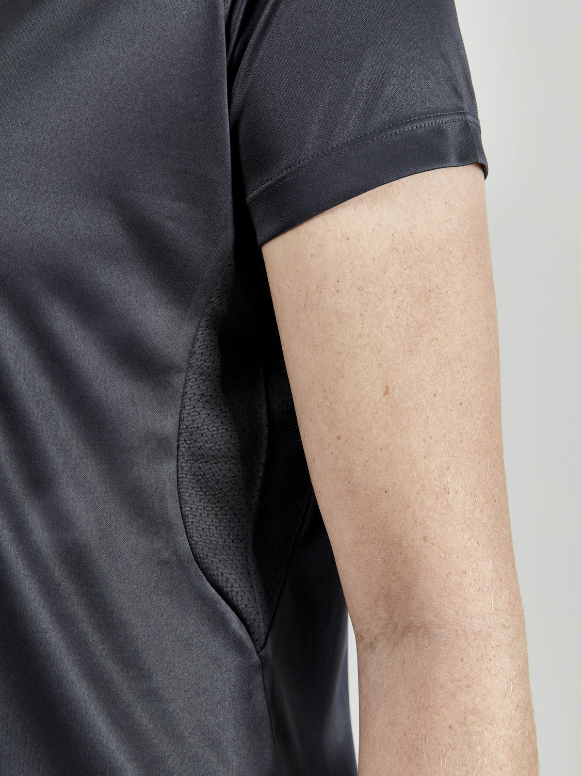 Craft Evolve Tee Damen in Dunkelgrau, Detailansicht