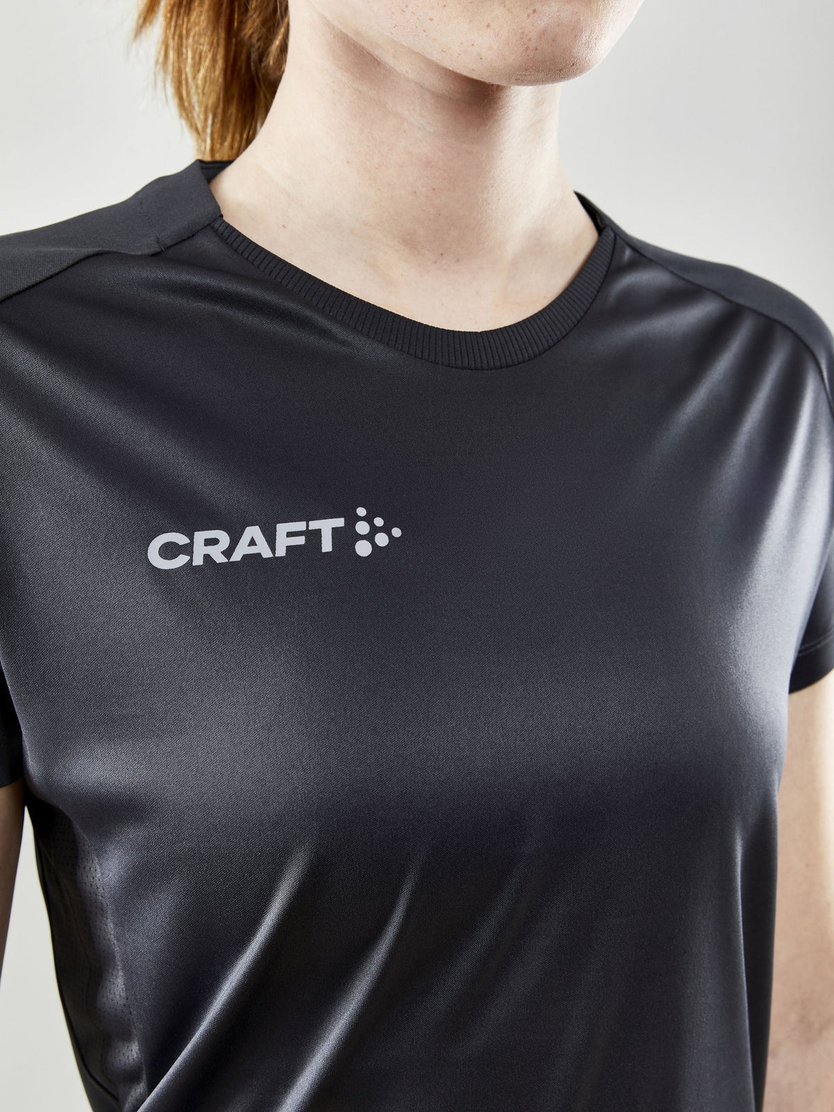 Craft Evolve Tee Damen in Dunkelgrau, Detailansicht