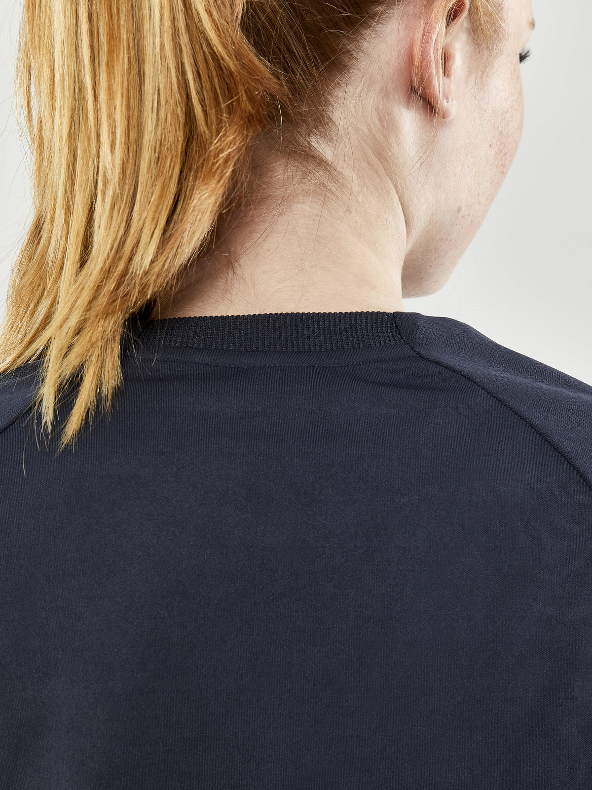 Craft Evolve Crew Neck Damen in Dunkelgrau, Detailansicht