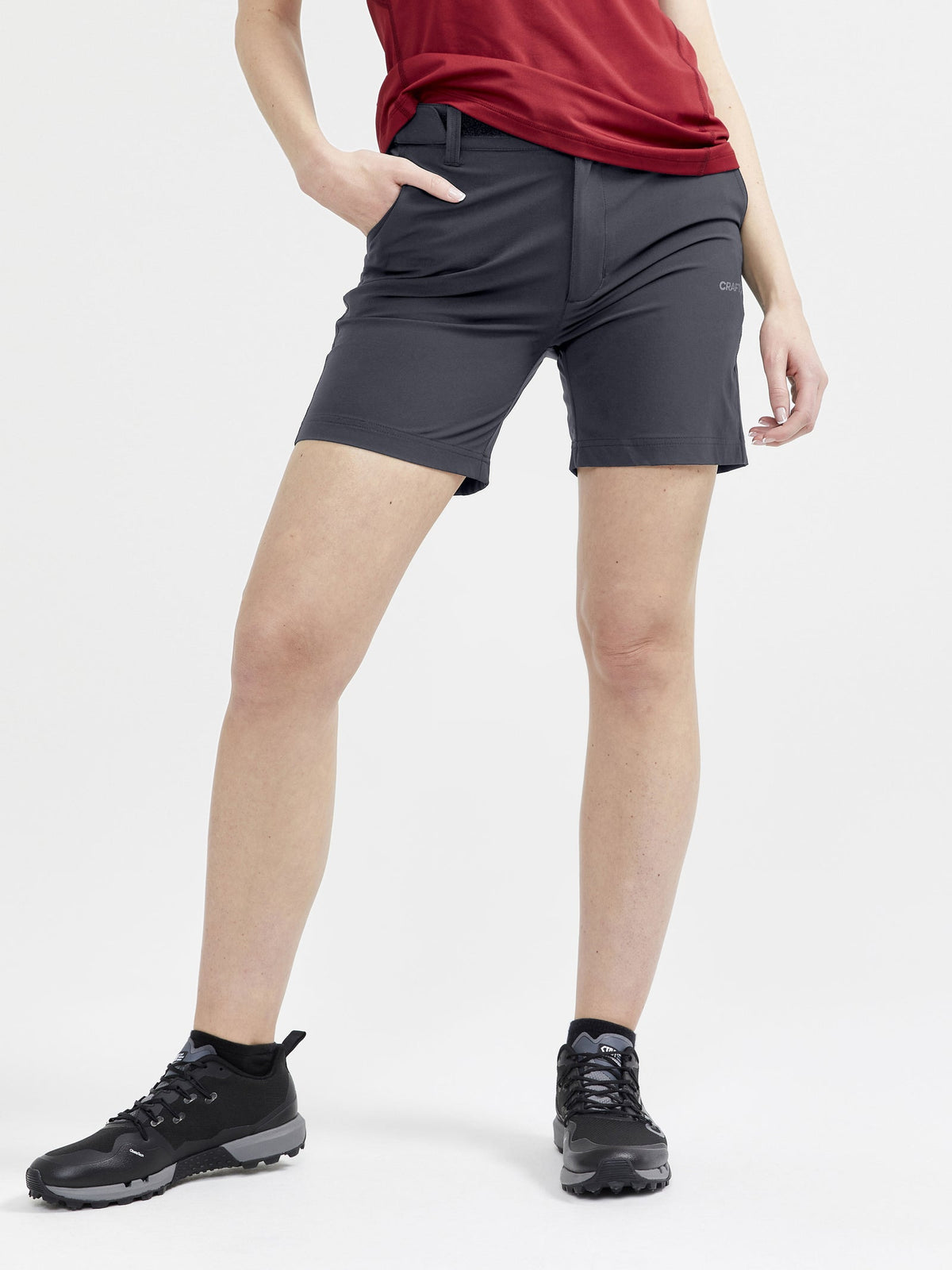 Craft ADV Explore Tech Shorts Damen in Dunkelgrau, Detailansicht