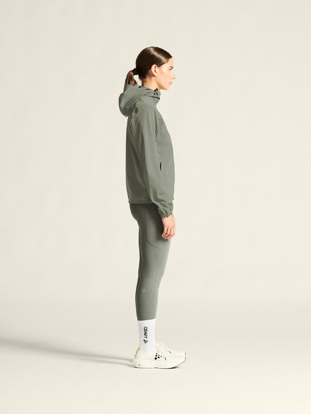 Craft ADV Essence Hydro Jacket Damen in Salbeigrün, Detailansicht