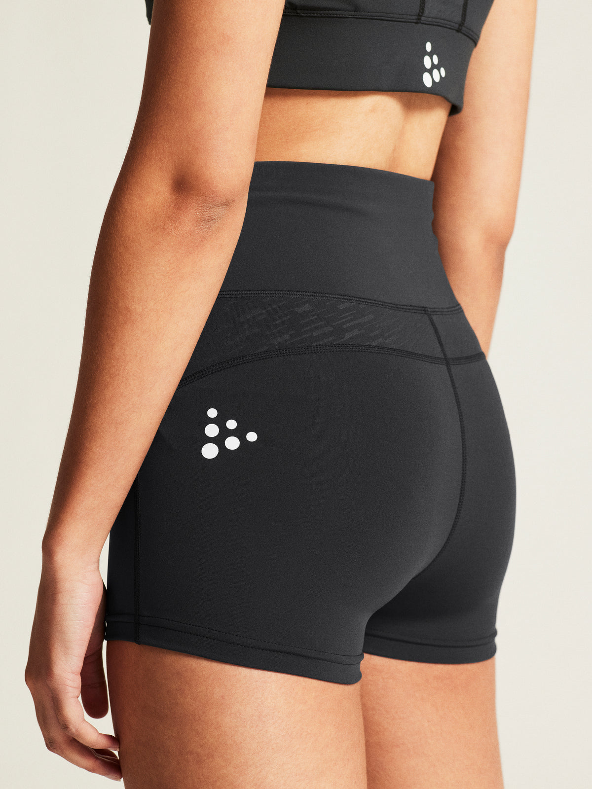 Craft Rush 2.0 Hot Pant Damen in Schwarz, Detailansicht