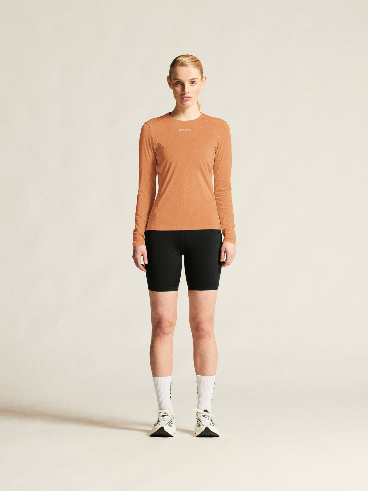 Craft ADV Essence LS Tee 2 Damen in Apricot, Detailansicht