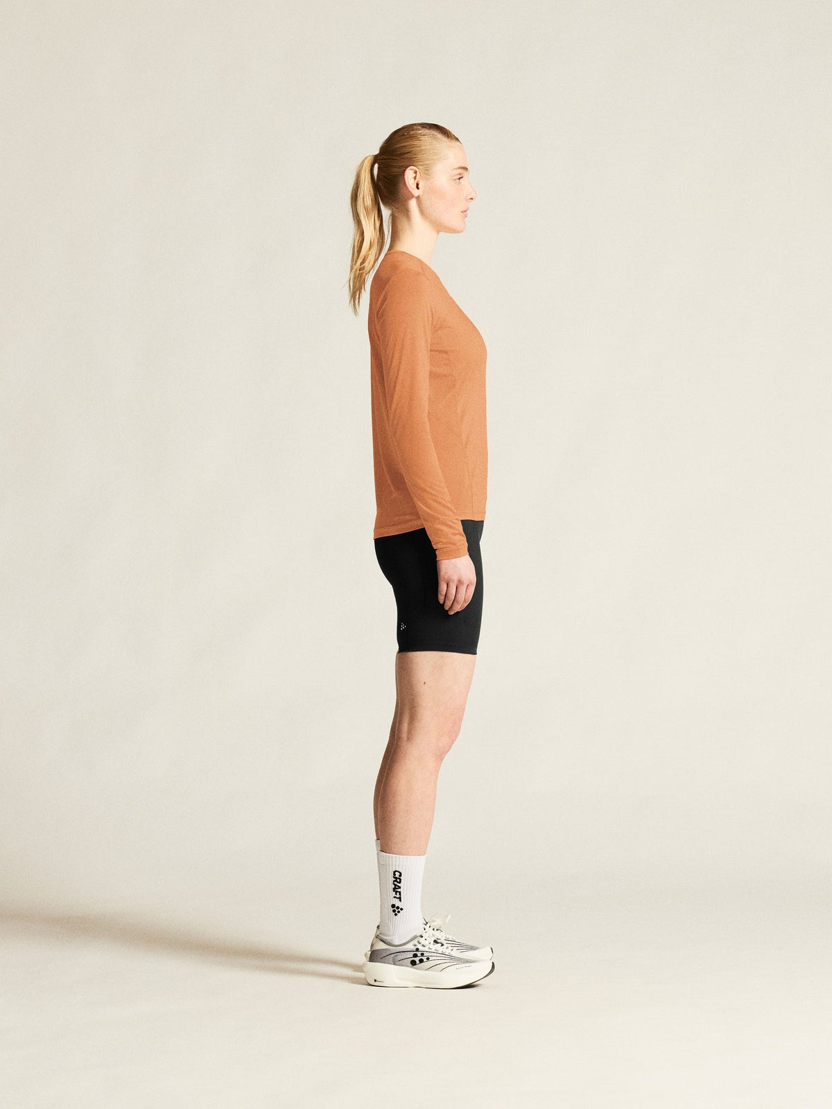 Craft ADV Essence LS Tee 2 Damen in Apricot, Detailansicht