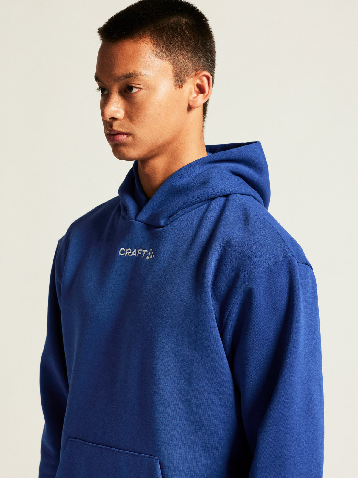 Craft Community 2.0 Logo Hoodie Herren in Kobaltblau, Detailansicht