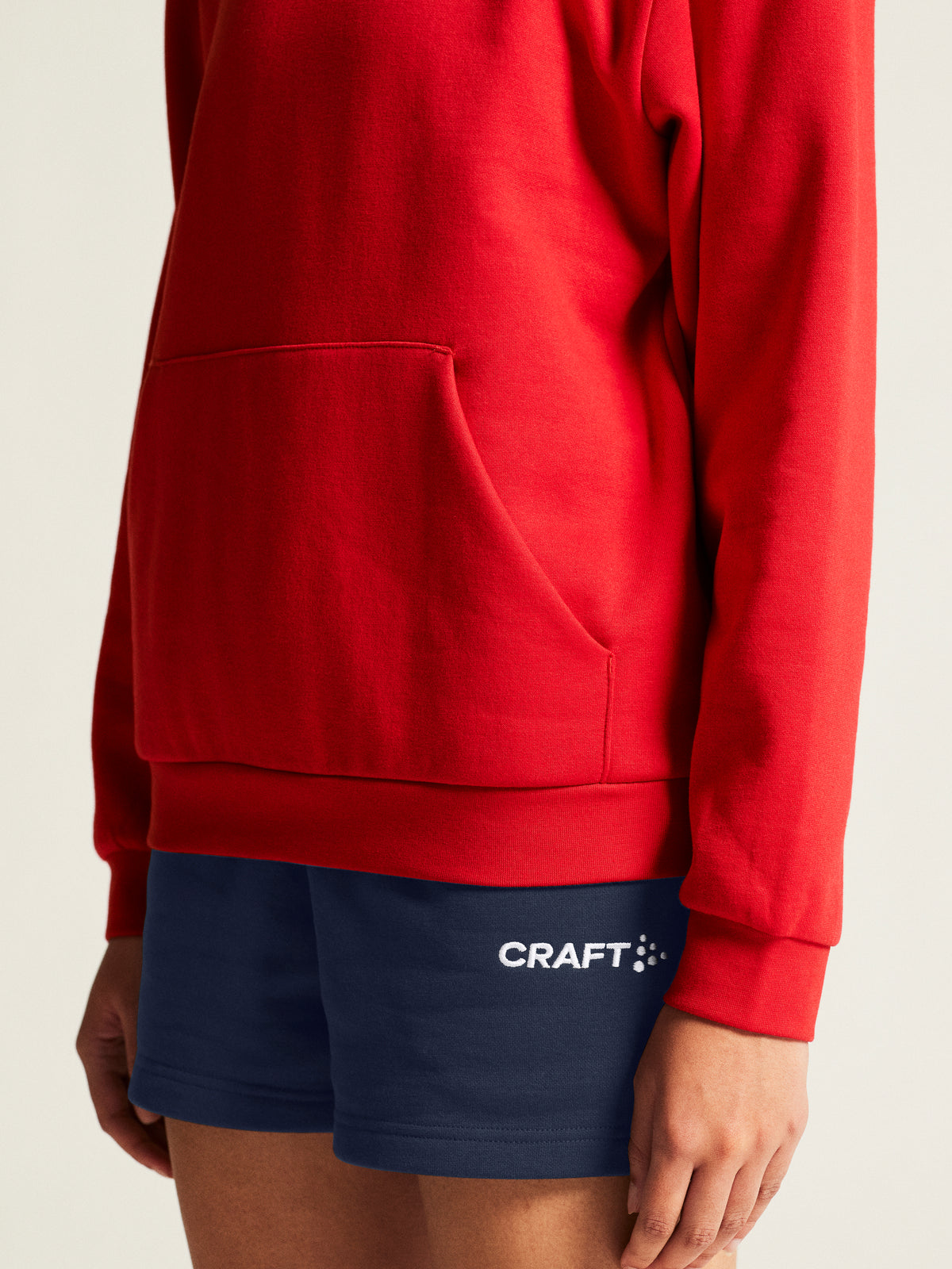 Craft Community 2.0 Logo Hoodie Damen in Rot, Detailansicht