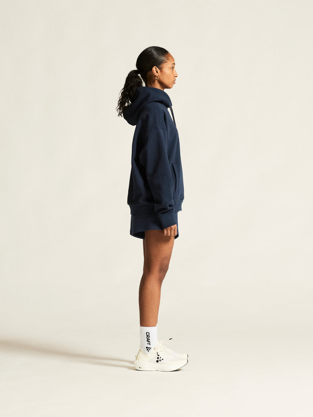Craft Frequent Hoodie Damen in Dunkelblau, Detailansicht