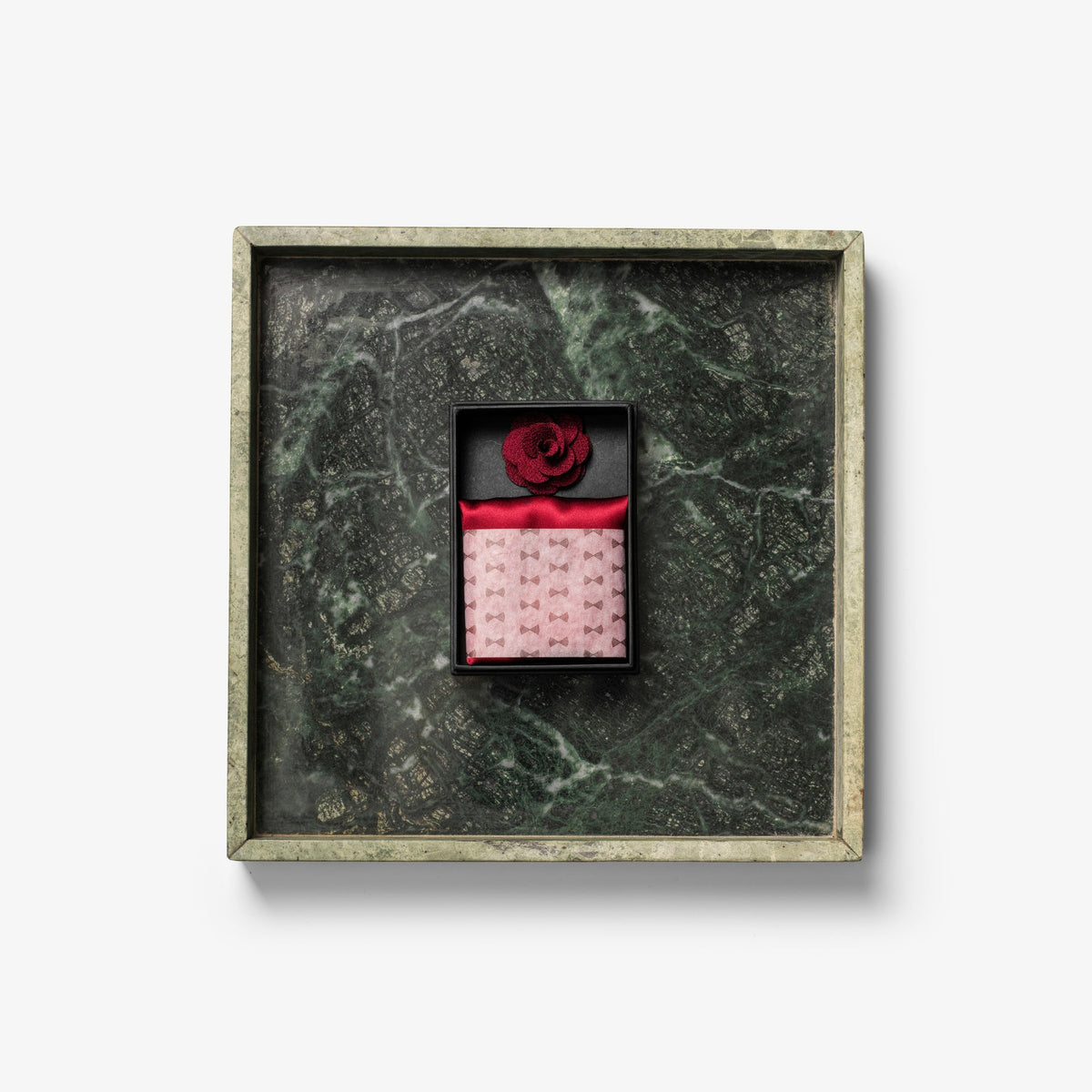 J.Harvest & Frost Giftbox Solid Hankie & Lapel Pin Rot, Detailansicht