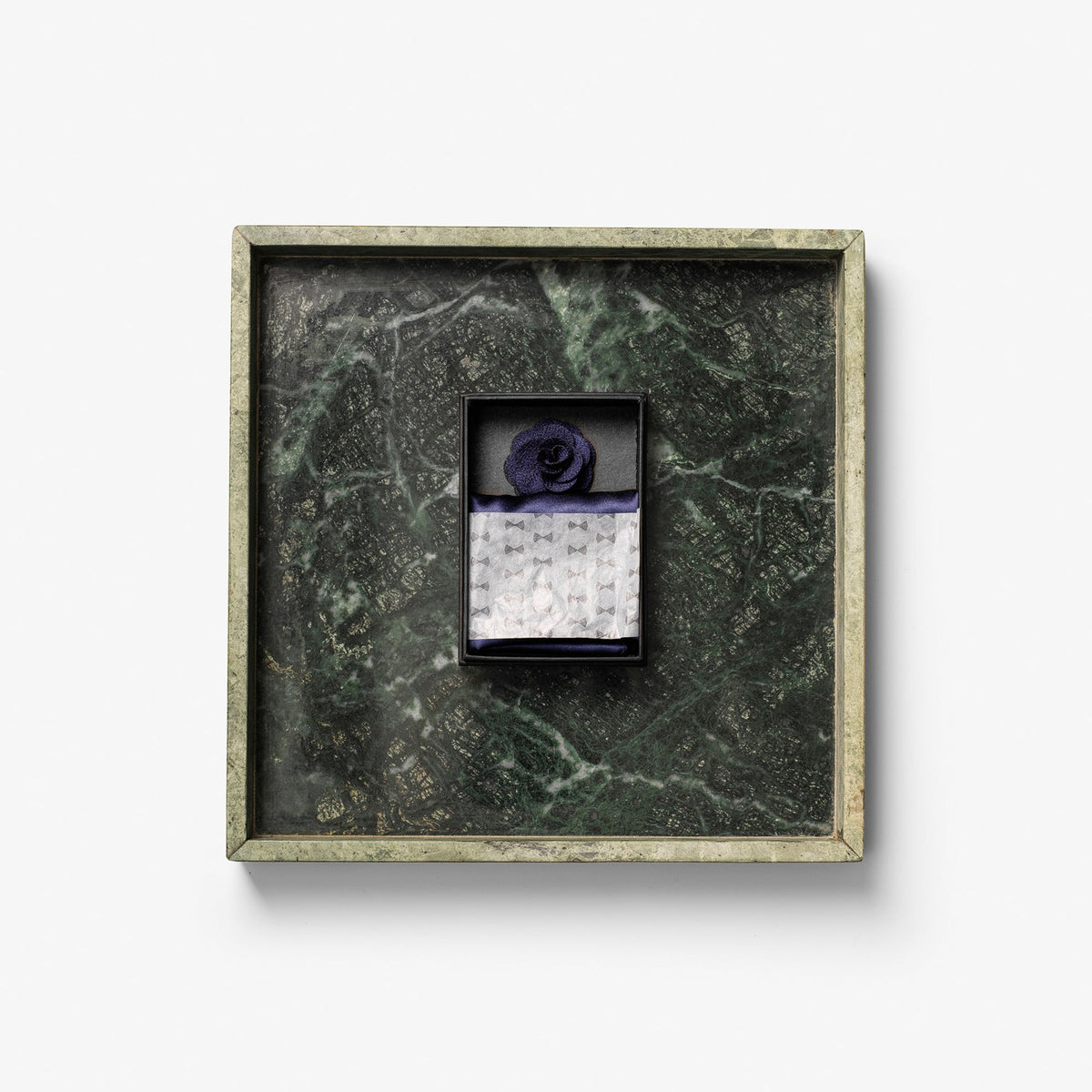 J.Harvest & Frost Giftbox Solid Hankie & Lapel Pin Marineblau, Detailansicht