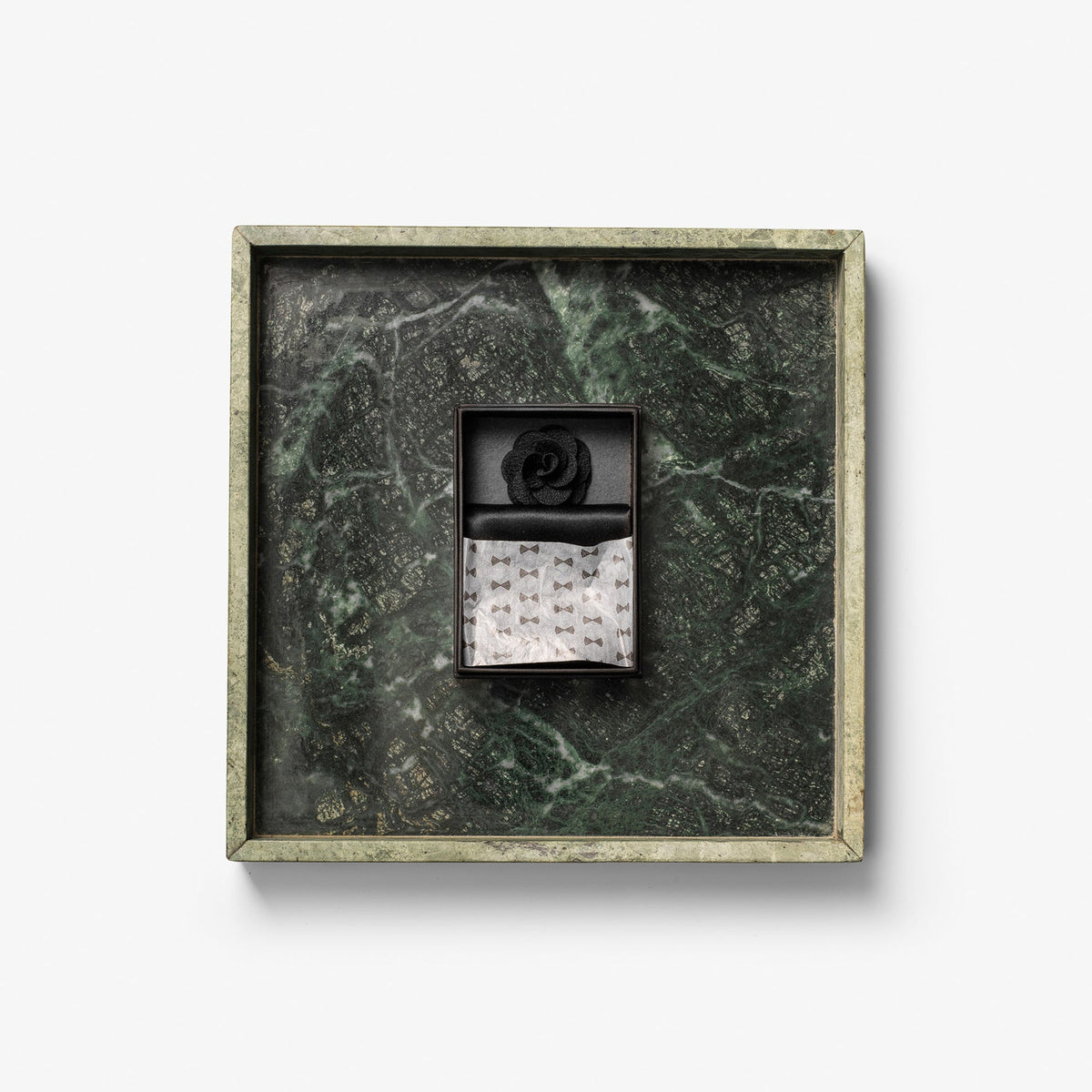 J.Harvest & Frost Giftbox Solid Hankie & Lapel Pin Schwarz, Detailansicht