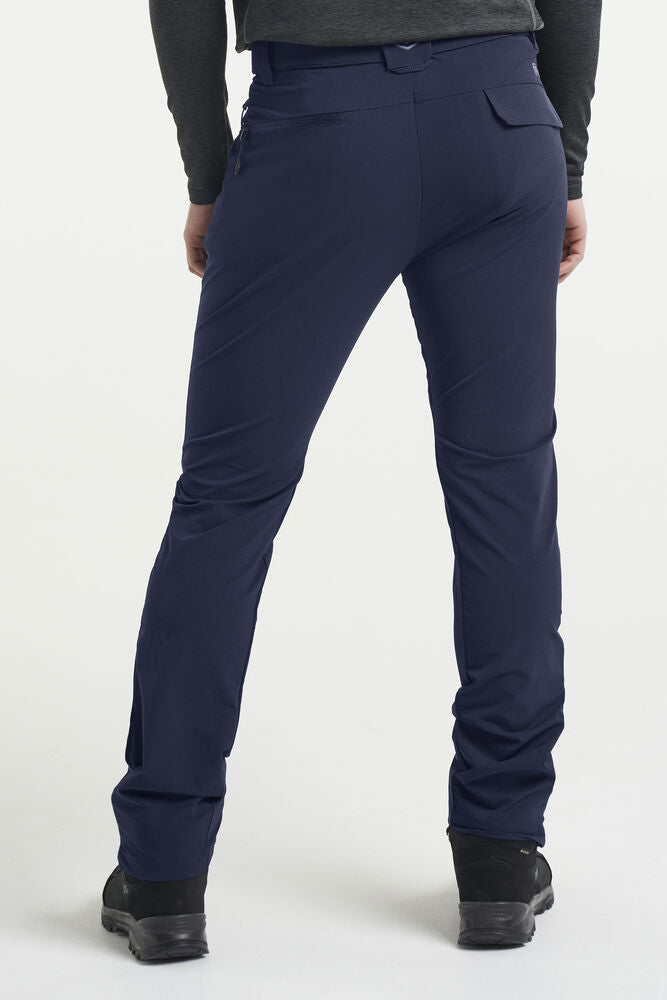 Tenson TXlite Adventure Pants Herren in Dunkelmarineblau (590), getragen