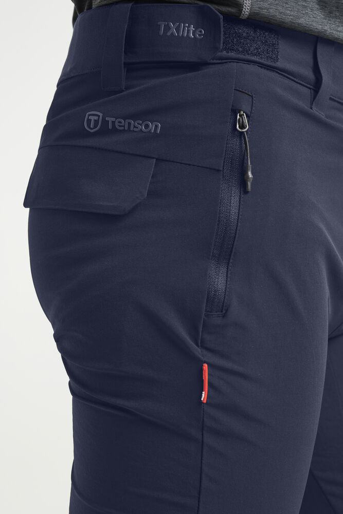Tenson TXlite Adventure Pants Herren in Dunkelmarineblau (590), getragen