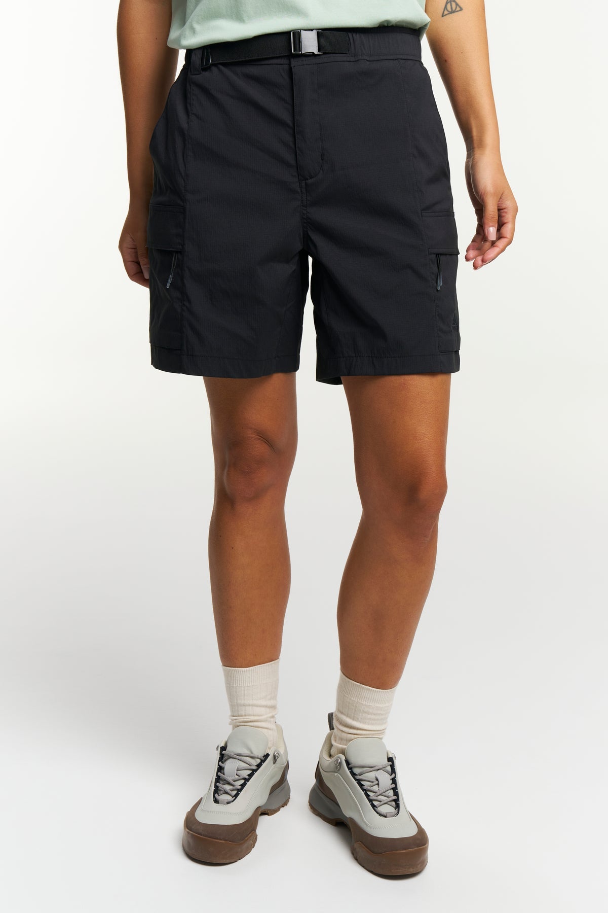Tenson Camper Cargo Shorts Women Schwarz, Vorderansicht