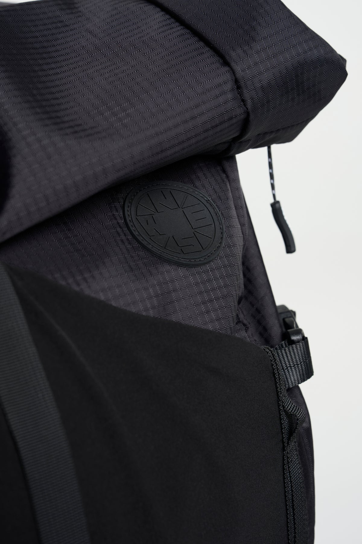 Tenson Camper Roll-Top Backpack 20/29 L Schwarz, Produktansicht