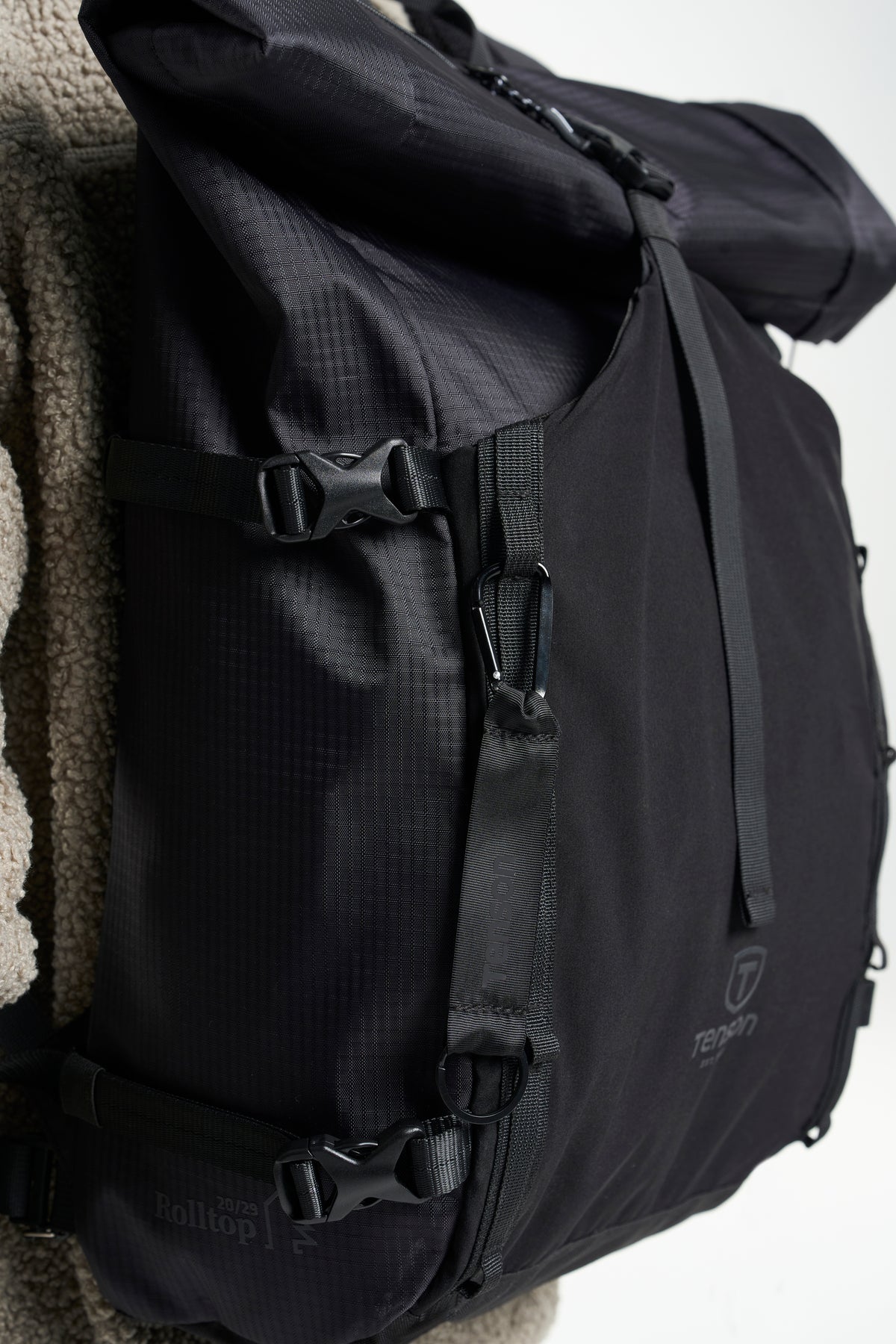 Tenson Camper Roll-Top Backpack 20/29 L Schwarz, Produktansicht