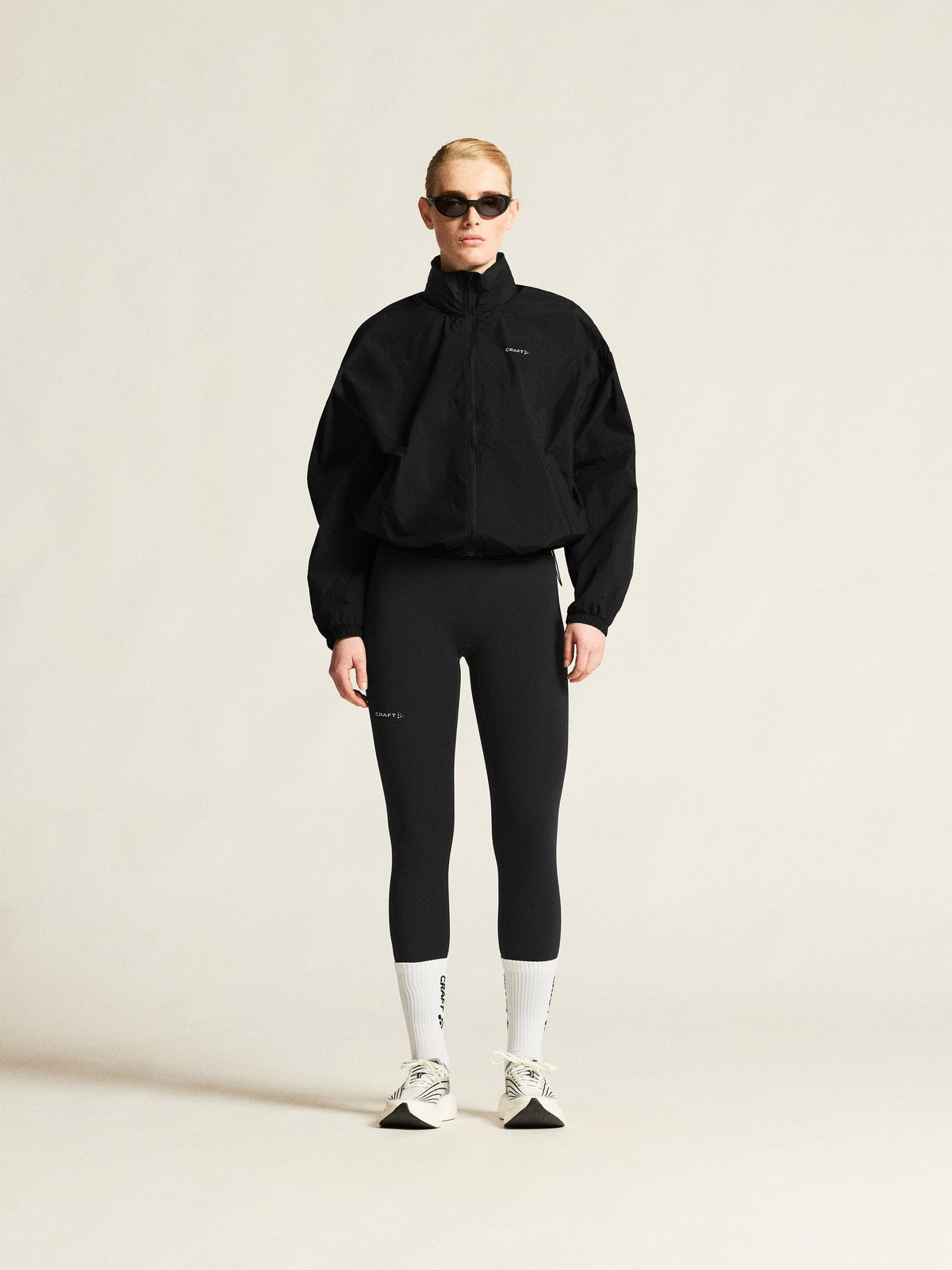 Craft Hypervent Oversized Wind Jacket Damen in Schwarz, Detailansicht