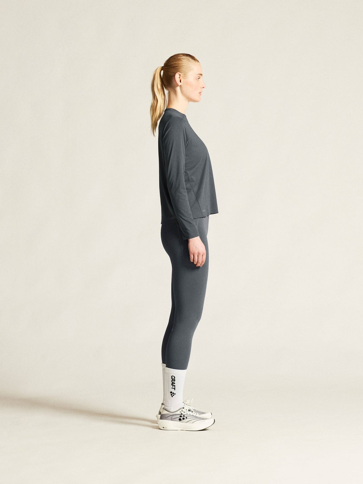 Craft Hypervent Longsleeve Damen in Grau, Detailansicht