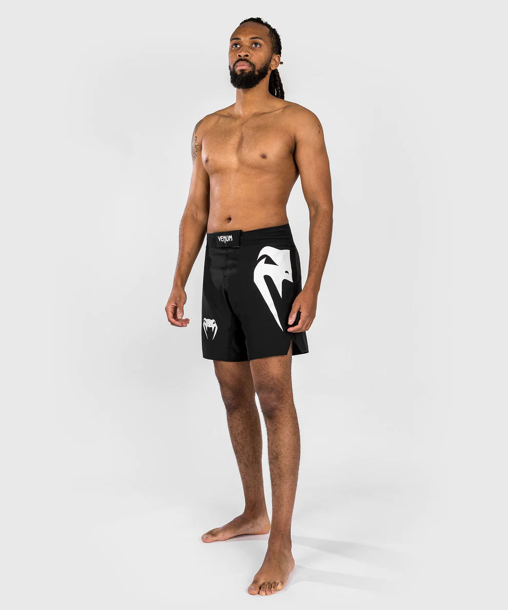 Venum Light 5.0 Fightshort – Schwarz/Weiß